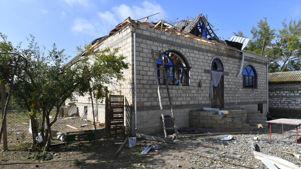 Разрушенный и сгоревший дом в результате обстрела в селе Карадаглы Агдамского района в Азербайджане.