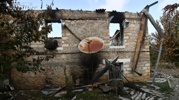 Разрушенный дом в результате обстрела в селе Карадаглы Агдамского района в Азербайджане