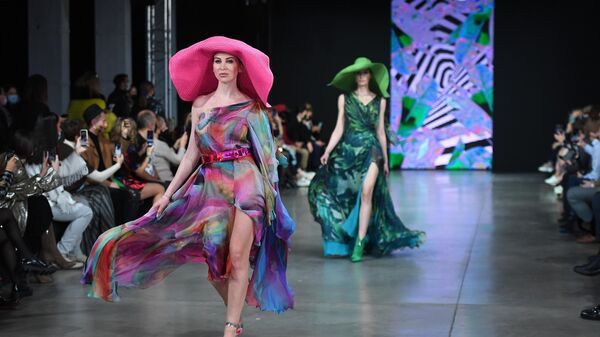 Модели демонстрируют одежду из коллекции Julia Dalakian в рамках Недели моды Mercedes Benz Fashion Week Russia