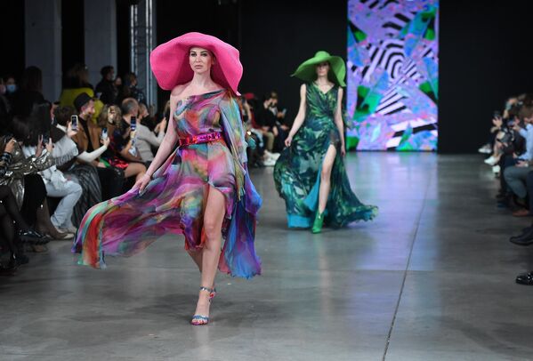 Модели демонстрируют одежду из коллекции Julia Dalakian в рамках Недели моды Mercedes Benz Fashion Week Russia