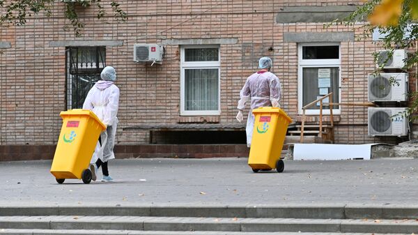 Медицинские работники возле городской больницы №20 в Ростове-на-Дону