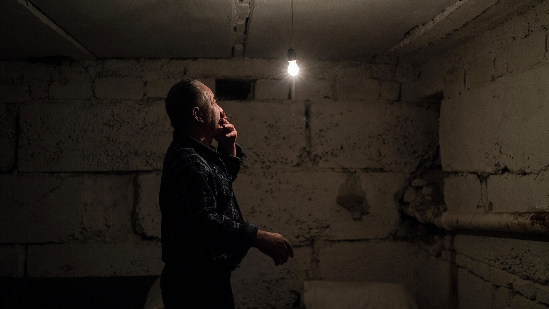 Мужчина в подвале жилого дома - РИА Новости, 1920, 07.01.2024