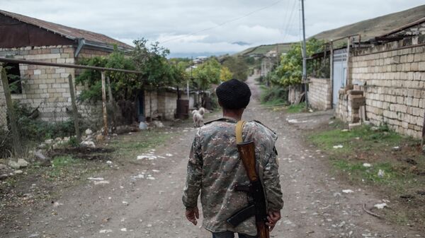 Местный житель в поселке Храморт в Нагорном Карабахе
