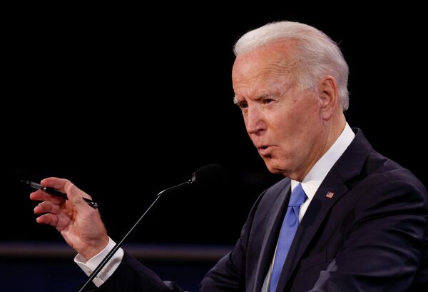 Кандидат в президенты США от Демократической партии Джо Байден во время финальных дебатов с президентом США Дональдом Трапом в Нэшвилле