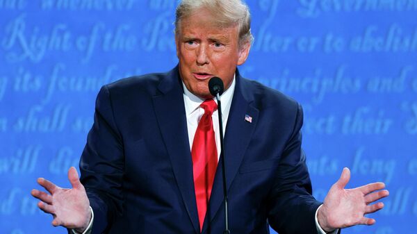 Президент США Дональд Трамп во время финальных дебатов с кандидатом от Демократической партии Джо Байденом в Нэшвилле