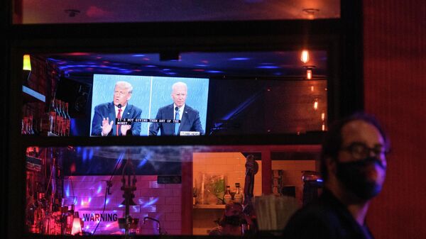 Жители Нью-Йорка смотрят трансляцию финального раунда дебатов кандидатов в президенты США