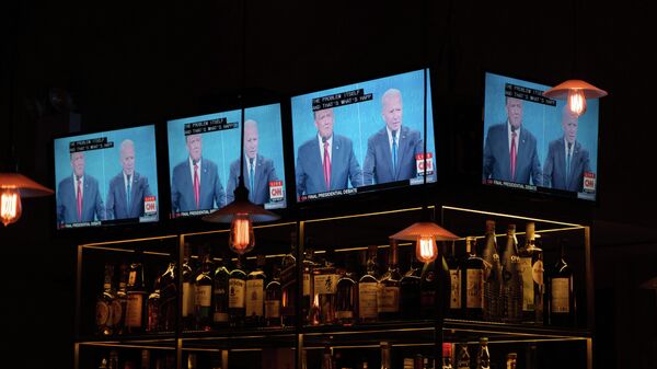 Экраны с трансляцией дебатов с участием Джо Байдена и Дональда Трампа. Архив