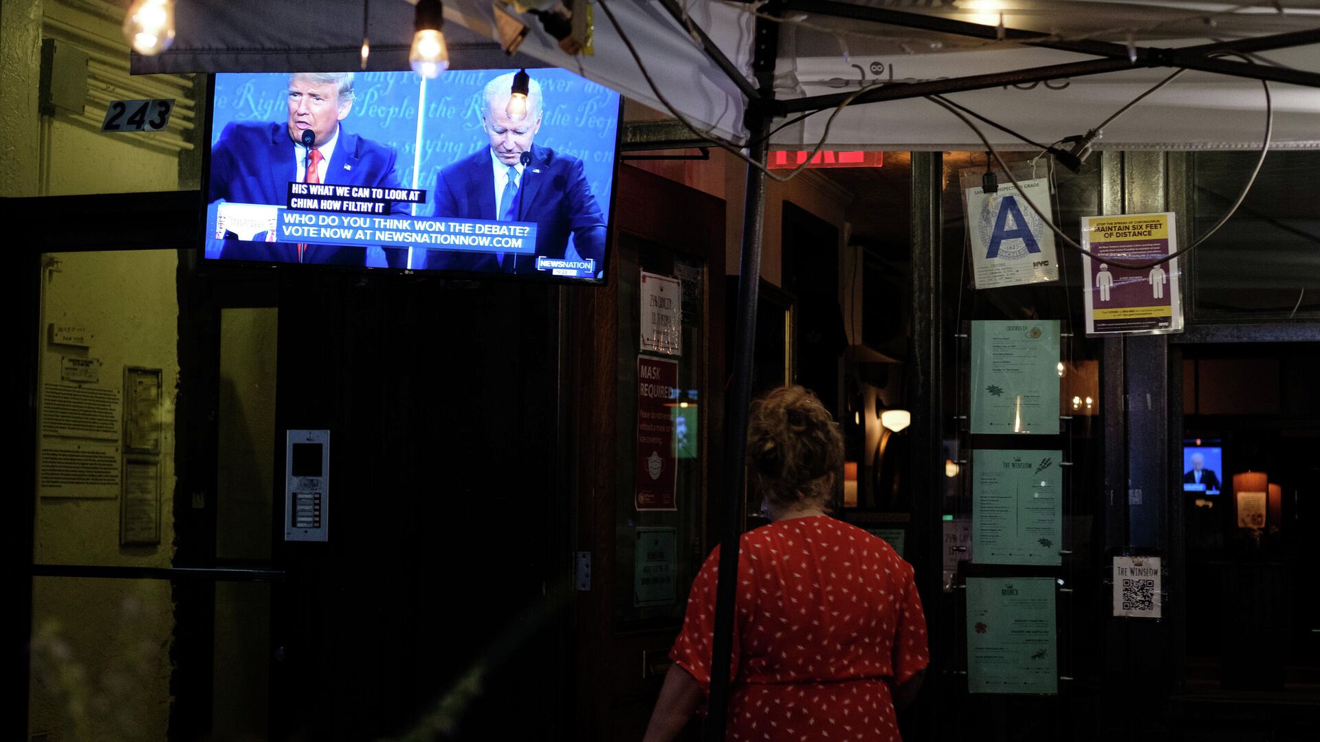 Жители Нью-Йорка смотрят трансляцию дебатов кандидатов в президенты США0