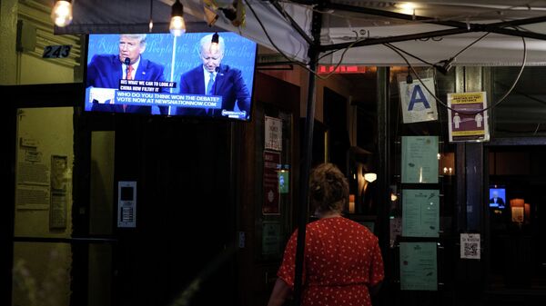 Жители Нью-Йорка смотрят трансляцию дебатов кандидатов в президенты США