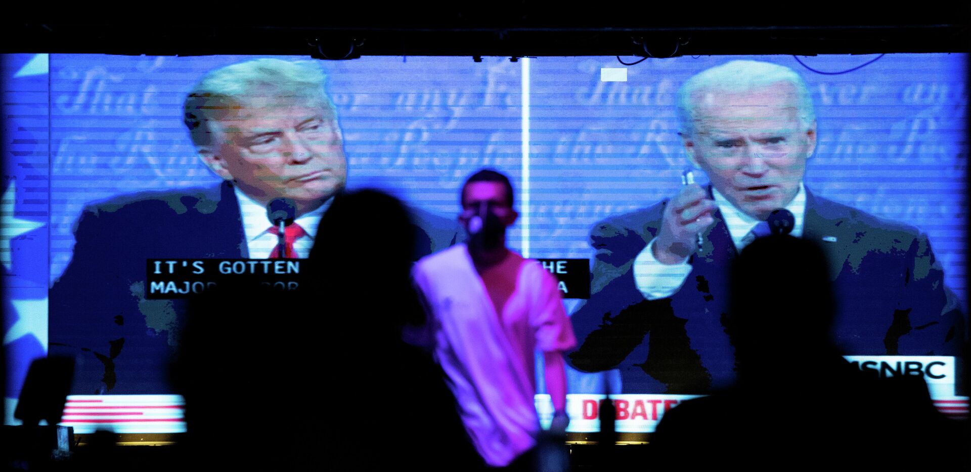 Жители Калифорнии смотрят трансляцию дебатов между президентом США Дональдом Трампом и кандидатом в президенты Джо Байденом - РИА Новости, 1920, 23.10.2020