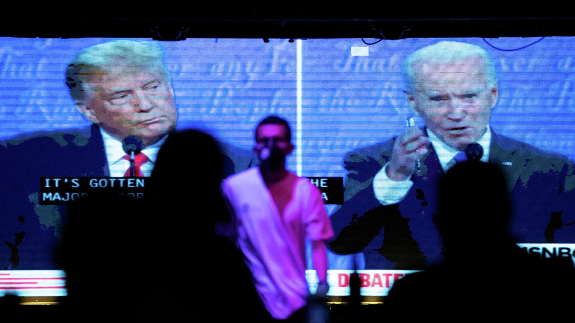 Жители Калифорнии смотрят трансляцию дебатов между президентом США Дональдом Трампом и кандидатом в президенты Джо Байденом - РИА Новости, 1920, 02.11.2020