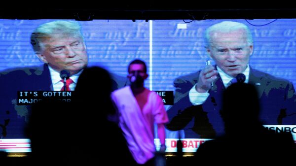 Жители Калифорнии смотрят трансляцию дебатов между президентом США Дональдом Трампом и кандидатом в президенты Джо Байденом