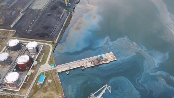 Пятно в акватории Находки: кадры разлива нефти в Приморье