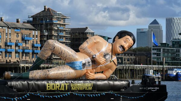 Надувная лодка с изображением Бората  в поддержку выхода сиквела Borat Subsequent Moviefilm на река Темза в Лондоне