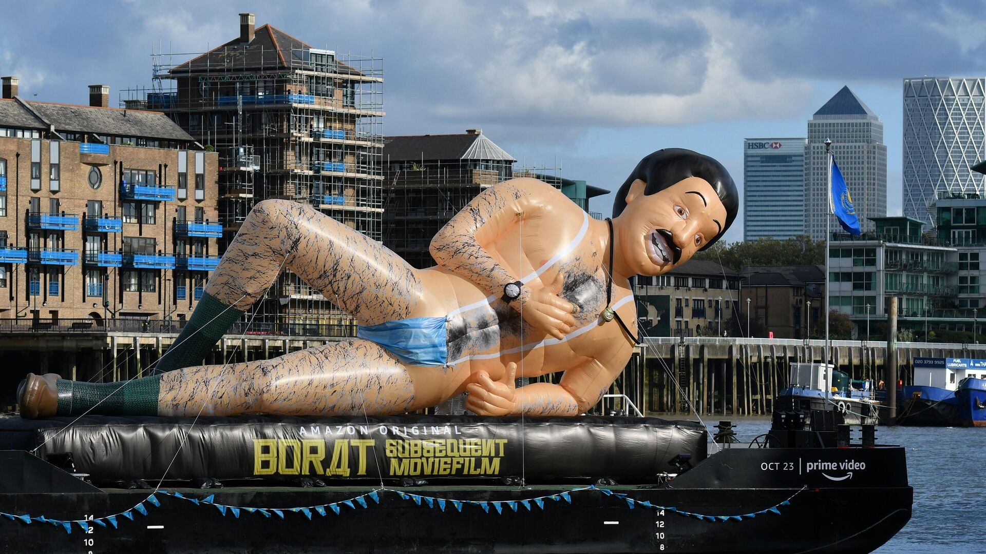 Надувная лодка с изображением Бората  в поддержку выхода сиквела Borat Subsequent Moviefilm на река Темза в Лондоне - РИА Новости, 1920, 23.10.2020