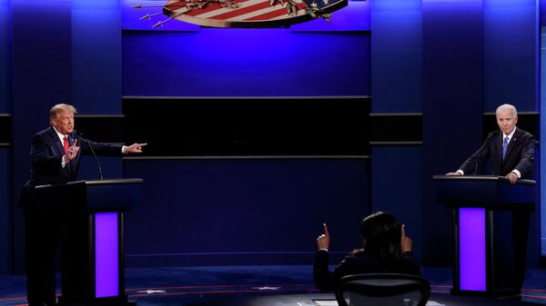
Президент США Дональд Трамп и кандидат в президенты США от Демократической партии Джо Байден во время финальных дебатов в Нэшвилле