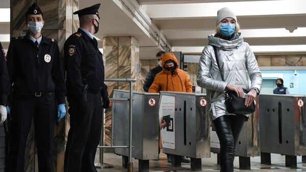 Сотрудники полиции проверяют соблюдение ношения масок на станции Студенческая Новосибирского метрополитена