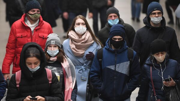 Пассажиры в защитных масках в метрополитене Новосибирска