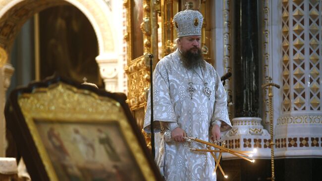 Митрополит Воскресенский Дионисий во время отпевания протоиерея Димитрия Смирнова в храме Христа Спасителя