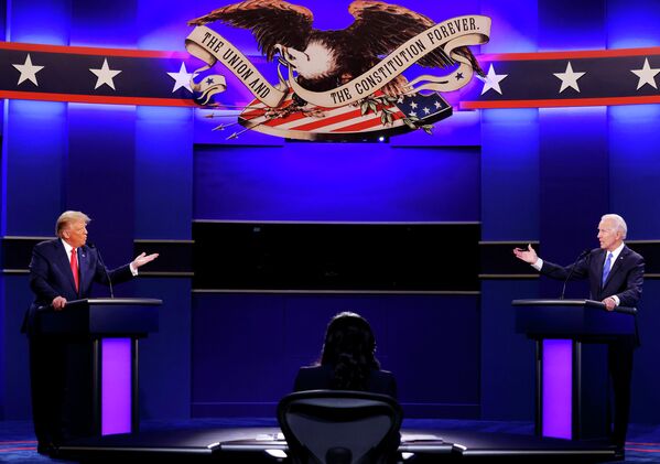 Президент США Дональд Трамп и кандидат в президенты США от Демократической партии Джо Байден во время финальных дебатов в Нэшвилле