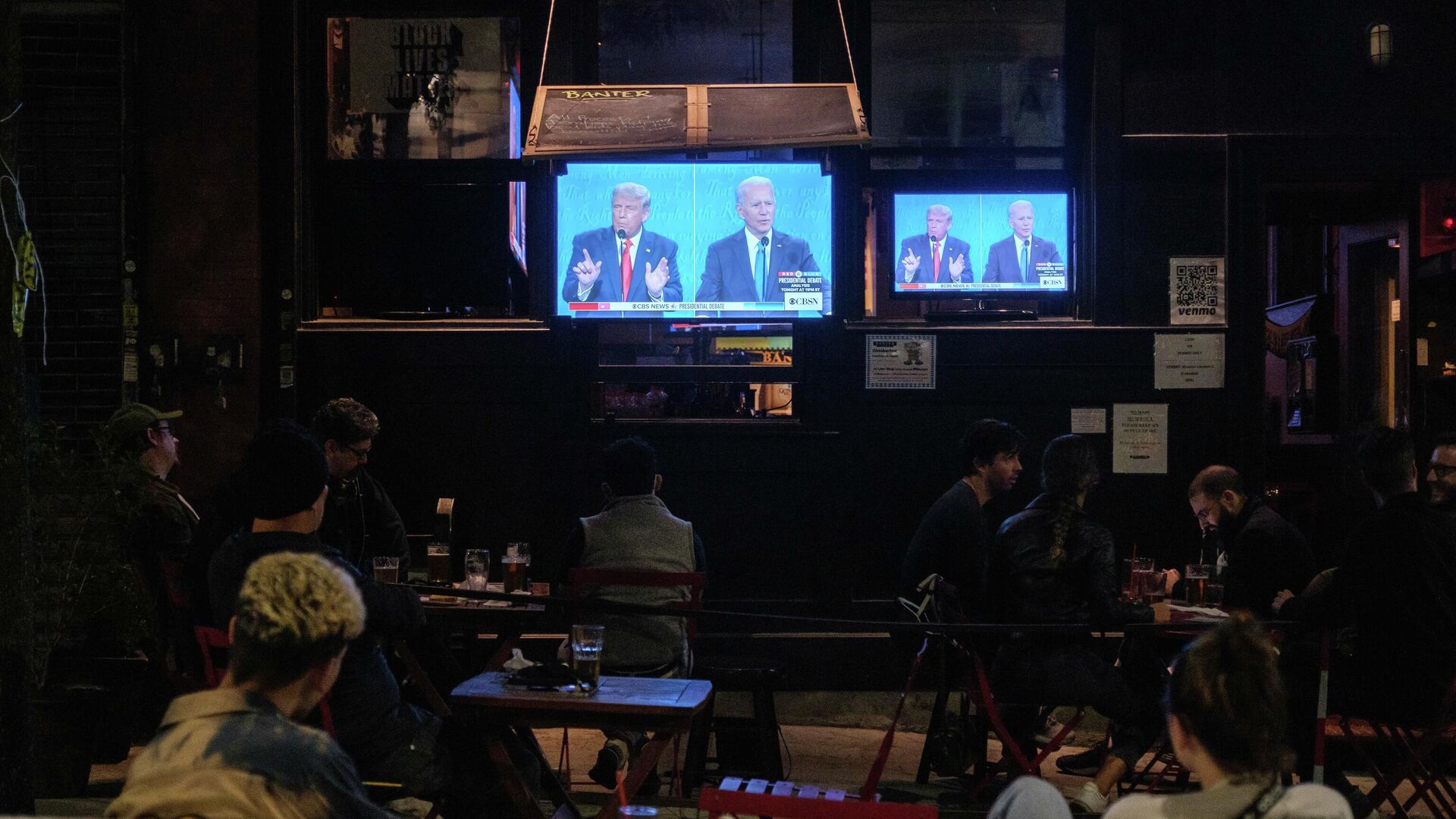 Жители Нью-Йорка смотрят трансляцию финального раунда дебатов с участием Дональда Трампа и Джо Байдена - РИА Новости, 1920, 04.10.2023