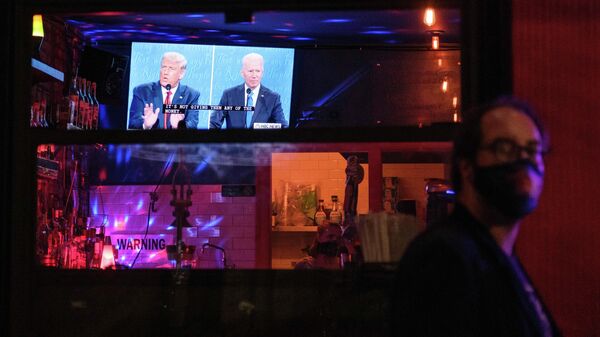 Жители Нью-Йорка смотрят трансляцию финального раунда дебатов с участием президента США Дональда Трампа и его соперника - кандидата в президенты США от Демократической партии Джо Байдена