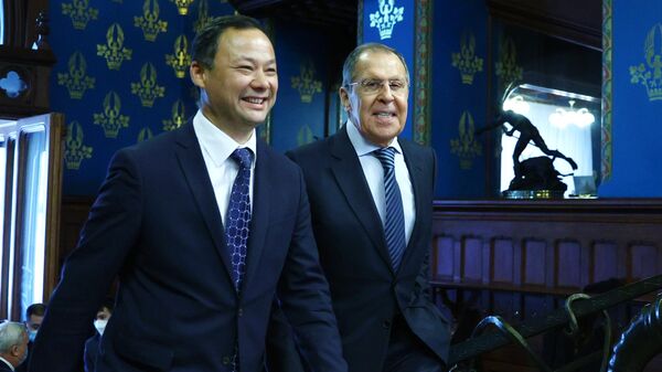Министр иностранных дел РФ Сергей Лавров и министр иностранных дел Киргизии Руслан Казакбаев во время встречи в Москве