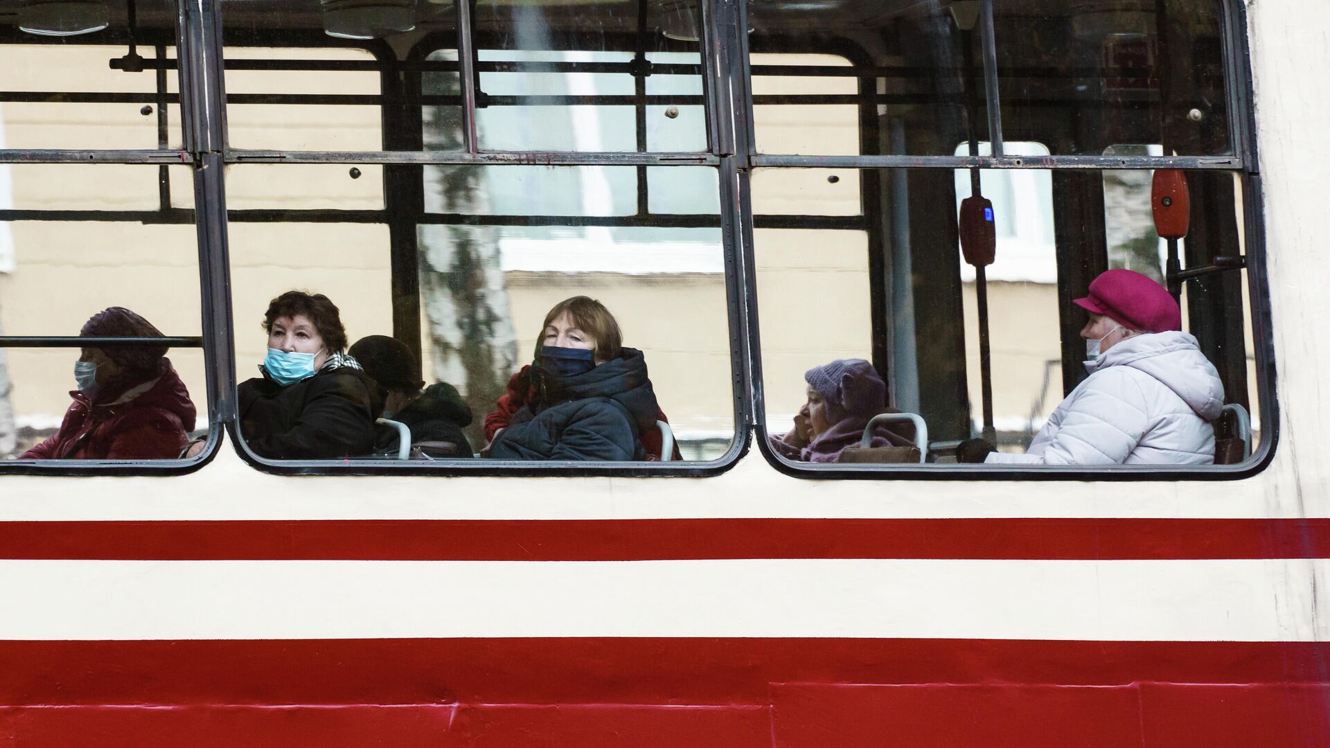 Пассажиры общественного транспорта в Санкт-Петербурге - РИА Новости, 1920, 20.01.2022