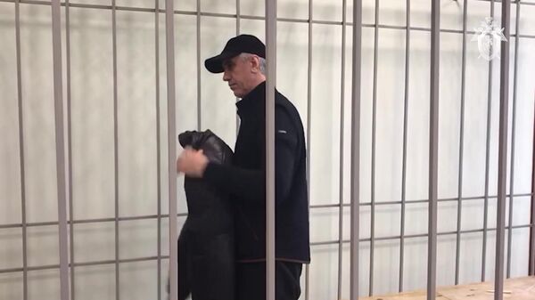 Бизнесмен Анатолий Быков, подозреваемый в организации двойного убийства в 1994 году, во время избрания меры пресечения в Красноярске. Стоп-кадр видео