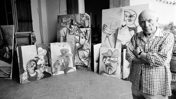 Художник Пабло Пикассо в своем доме в Мужене, на юге Франции