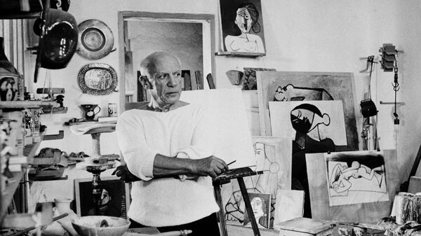 Художник Пабло Пикассо у себя в студии в Валлорисе