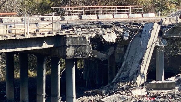 Мост в районе города Лачин, разрушенный в результате обстрела азербайджанскими войсками, на трассе Степанакерт – Горис