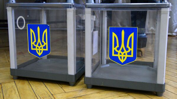 Урны для голосования на одном из избирательных участков в Киеве, Украина. Архивное фото