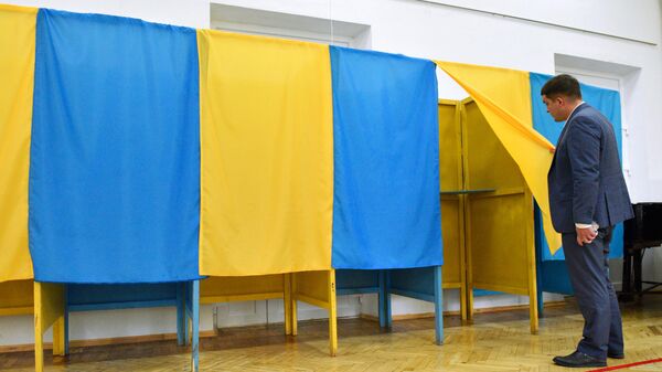 Проверка готовности одного из избирательных участков в Киеве к проведению региональных выборов