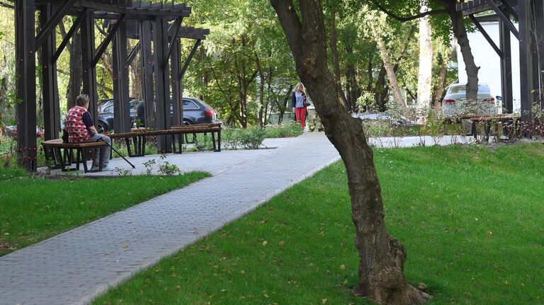 Благоустроенная территория двора на улице Бакинская в Москве.