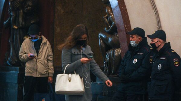 Пассажиры и сотрудники полиции на станции Площадь Революции Московского метрополитена