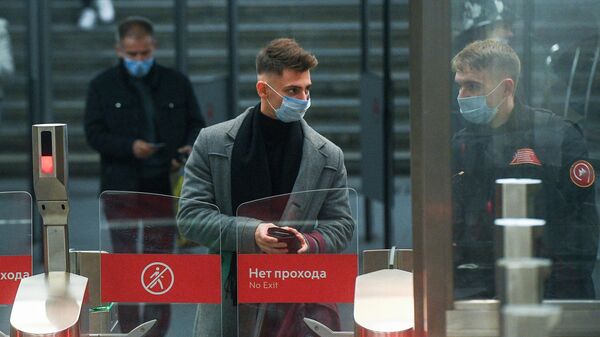 Пассажир в защитной маске заходит на одну из станций Московского метрополитена