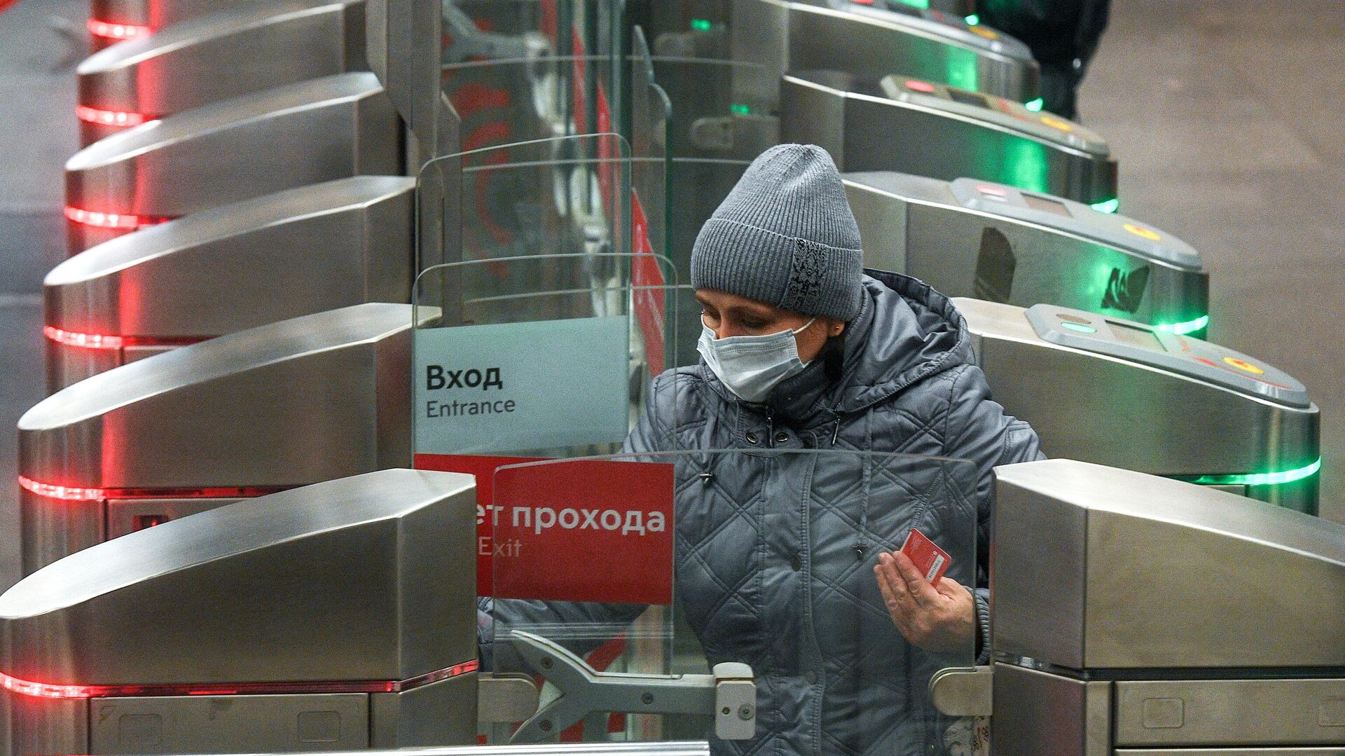 Женщина в защитной маске заходит на одну из станций Московского метрополитена - РИА Новости, 1920, 08.11.2021