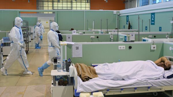 Медицинские работники и пациент во временном госпитале COVID-19 на ВДНХ в Москве