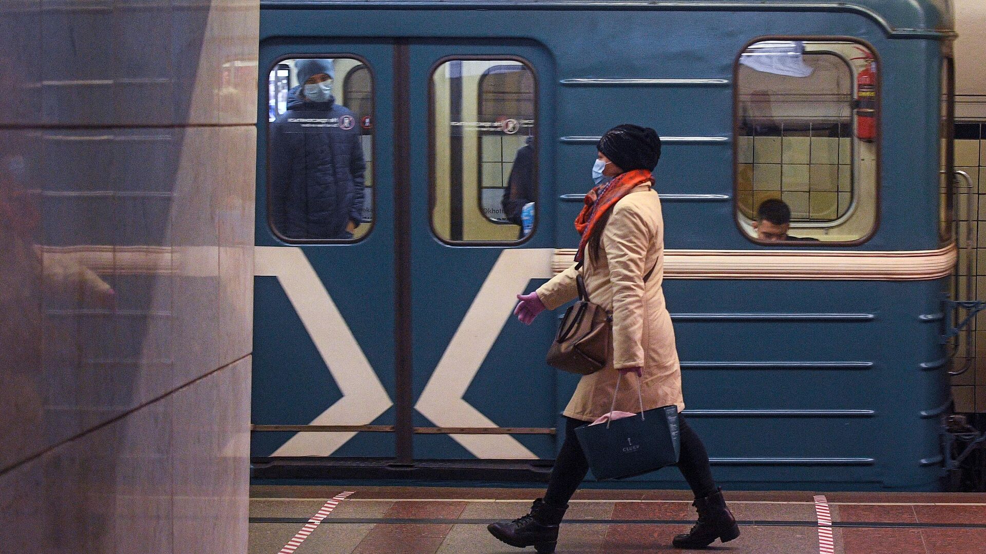 Пассажирка на одной из станций Московского метрополитена - РИА Новости, 1920, 03.01.2021