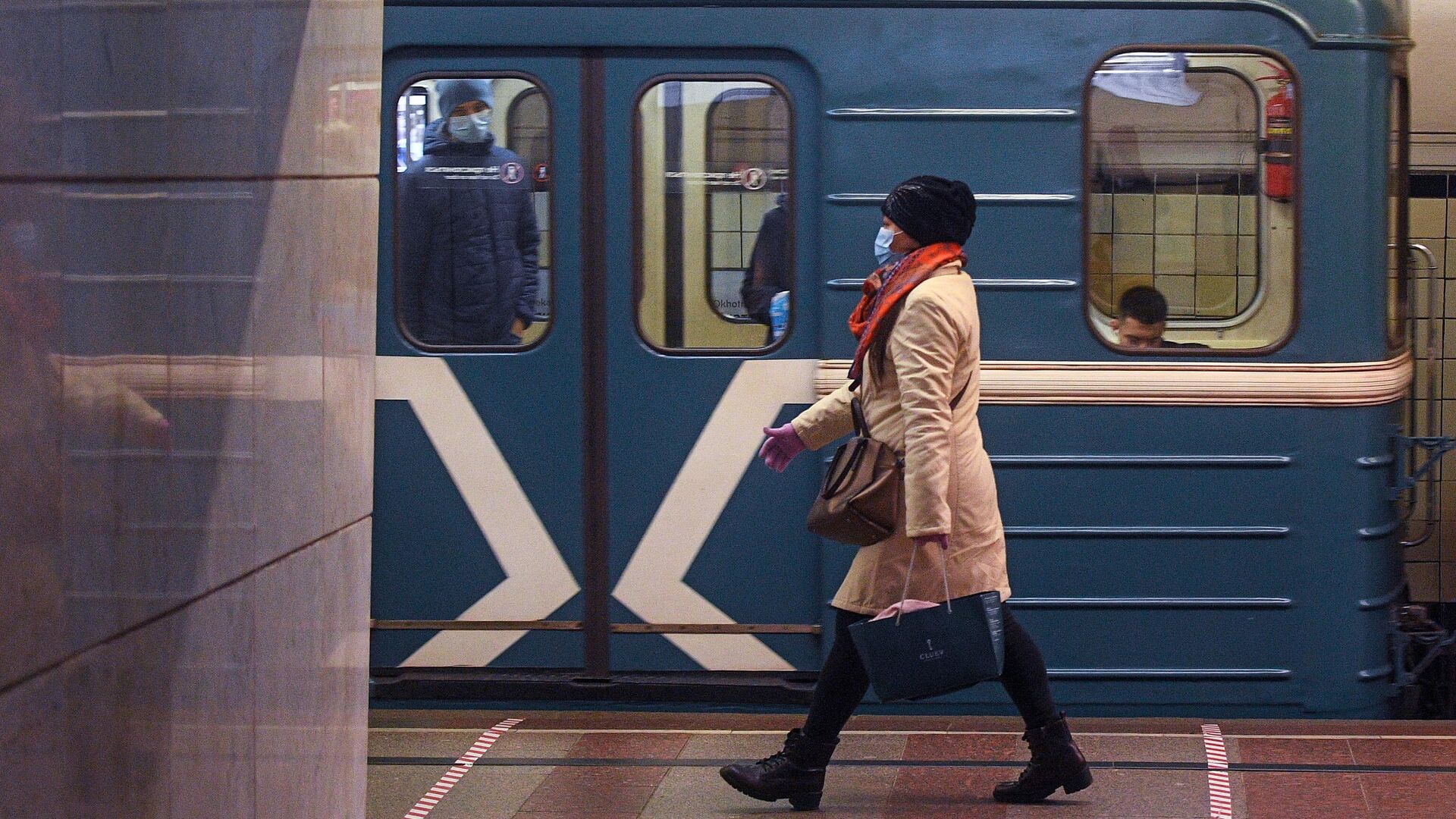 Пассажирка на одной из станций Московского метрополитена - РИА Новости, 1920, 04.12.2021
