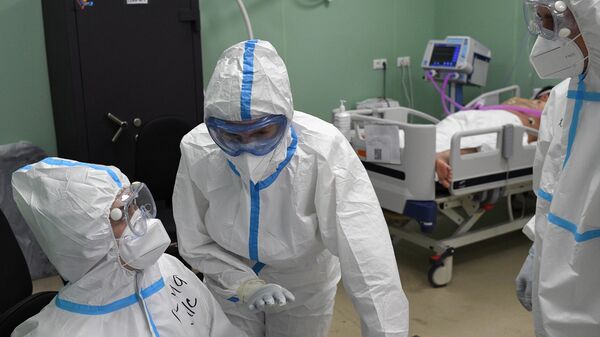Медицинские работники во временном госпитале COVID-19 на ВДНХ в Москве
