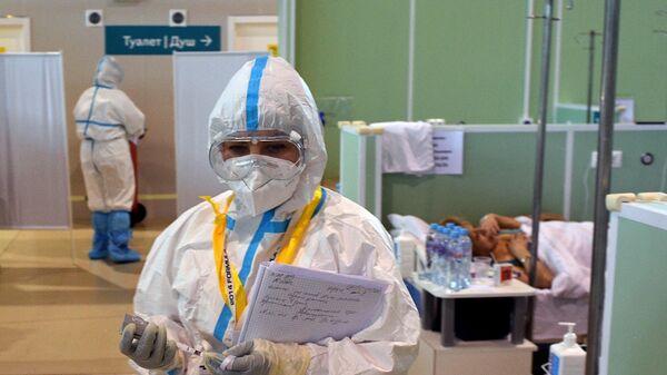 Медицинские работники во временном госпитале COVID-19 на ВДНХ в Москве