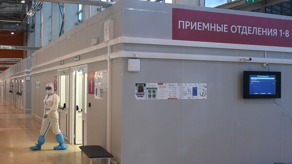 Медицинский работник во временном госпитале COVID-19 на ВДНХ в Москве
