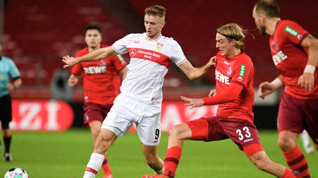 Stuttgart's Austrian forward Sasa Kalajdzic (L) and Cologne's Belgian defender Sebastiaan Bornauw vie for the ball during the German first division Bundesliga football match VfB Stuttgart v 1 FC Cologne in Stuttgart, southern Germany, on October 23, 2020. (Photo by THOMAS KIENZLE / AFP) / DFL REGULATIONS PROHIBIT ANY USE OF PHOTOGRAPHS AS IMAGE SEQUENCES AND/OR QUASI-VIDEO