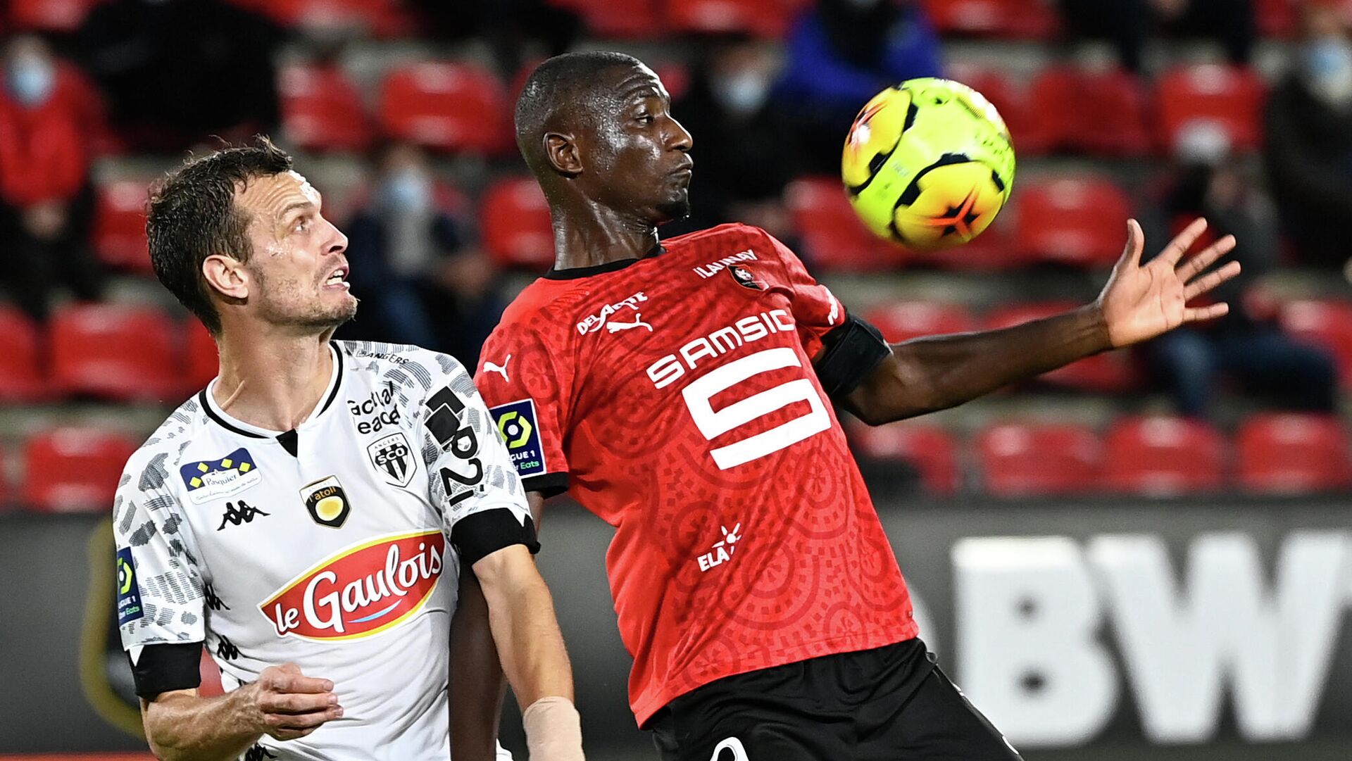 Stade Rennais' French forward Serhou Guirassy (R) vies with Angers' French defender Romain Thomas during the French L1 football match between Stade Rennais and Angers, at the Roazhon Park stadium in Rennes, northwestern France on October 23, 2020. (Photo by DAMIEN MEYER / AFP) - РИА Новости, 1920, 24.10.2020