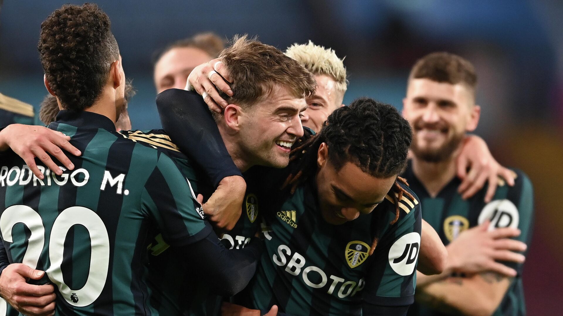 Leeds United's English striker Patrick Bamford (C) celebrates scoring their second goal during the English Premier League football match between Aston Villa and Leeds United at Villa Park in Birmingham, central England on October 23, 2020. (Photo by Laurence Griffiths / POOL / AFP) / RESTRICTED TO EDITORIAL USE. No use with unauthorized audio, video, data, fixture lists, club/league logos or 'live' services. Online in-match use limited to 120 images. An additional 40 images may be used in extra time. No video emulation. Social media in-match use limited to 120 images. An additional 40 images may be used in extra time. No use in betting publications, games or single club/league/player publications. /  - РИА Новости, 1920, 24.10.2020