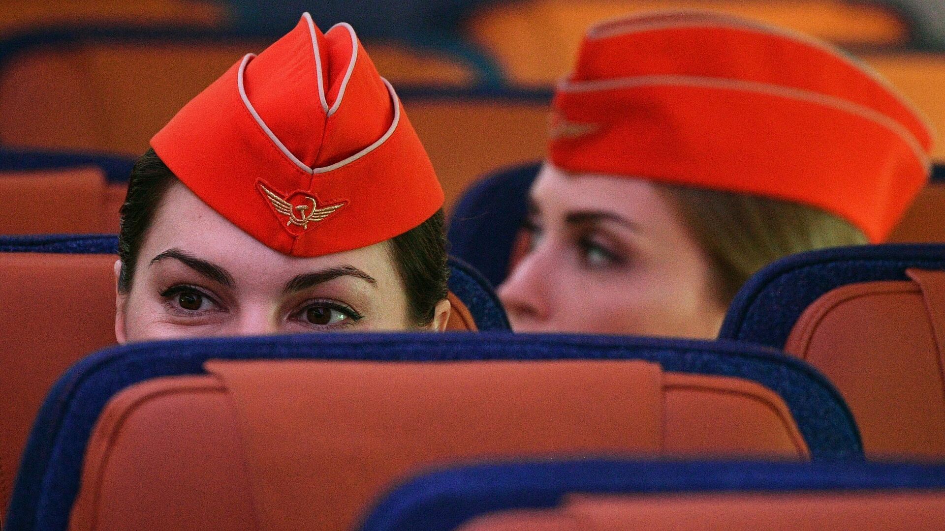 Стюардессы в салоне дальнемагистрального широкофюзеляжного пассажирского самолета Airbus A350-900  - РИА Новости, 1920, 25.10.2020