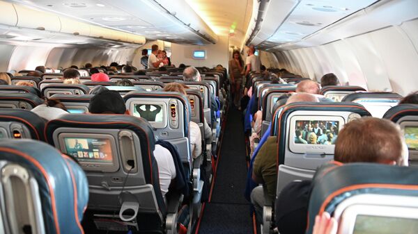 Пассажиры в салоне самолета