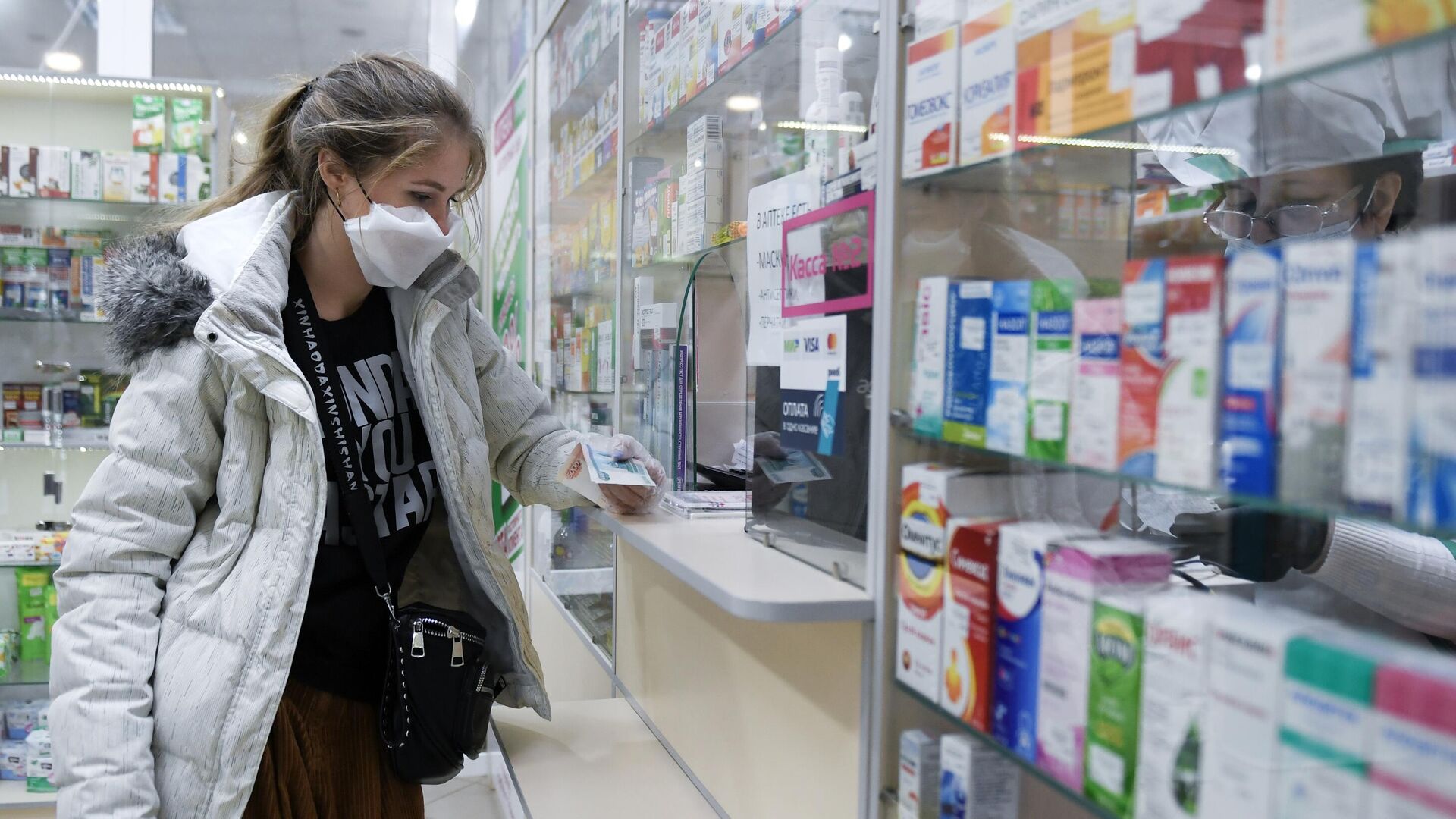 Покупка лекарств в одной из аптек Симферополя - РИА Новости, 1920, 02.11.2021